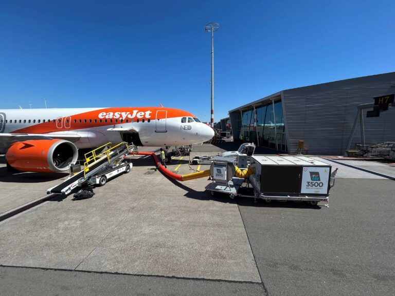 itw gse 3500 mobile pca in Amsterdam airport next to an aircraft coloured white and orange